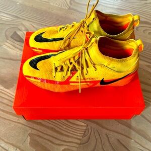 Nike jr phantom soccer cleats size 5y